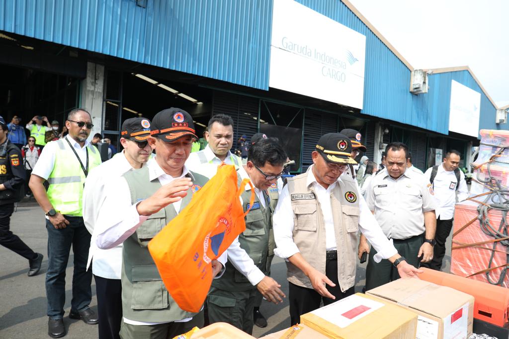 Kepala BNPB Letjen TNI Suharyanto S.Sos., M.M., bersama Menko PMK Muhadjir Effendy memeriksa barang bantuan kemanusiaan yang akan dikirim ke Myanmar dari Terminal Cargo, Bandara Internasional Soekarno-Hatta, Tangerang, Banten, Senin (26/6).